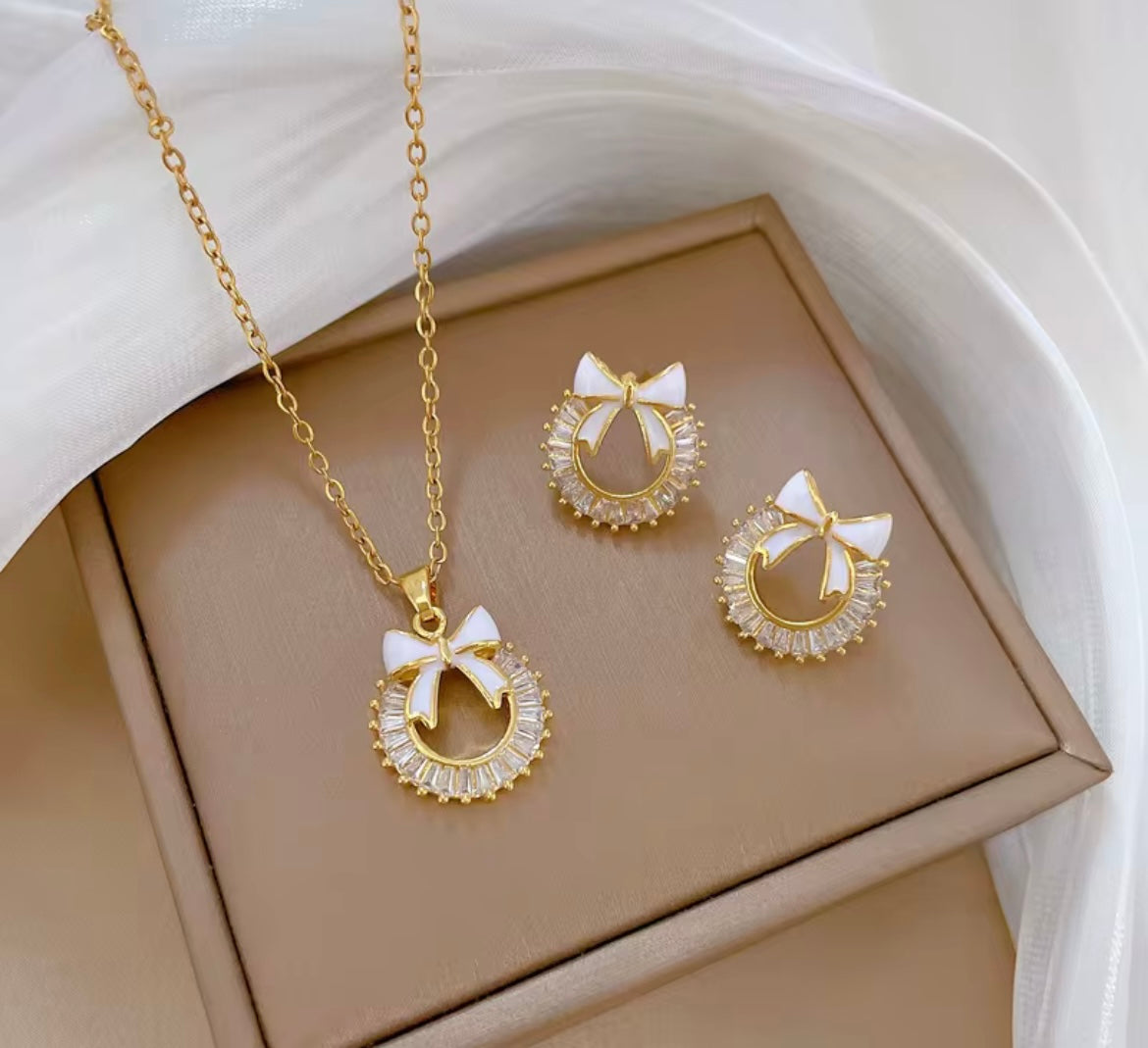 Bow-Shaped Necklace Set