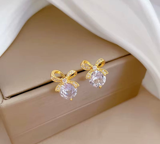 Daimond bow shaped necklace