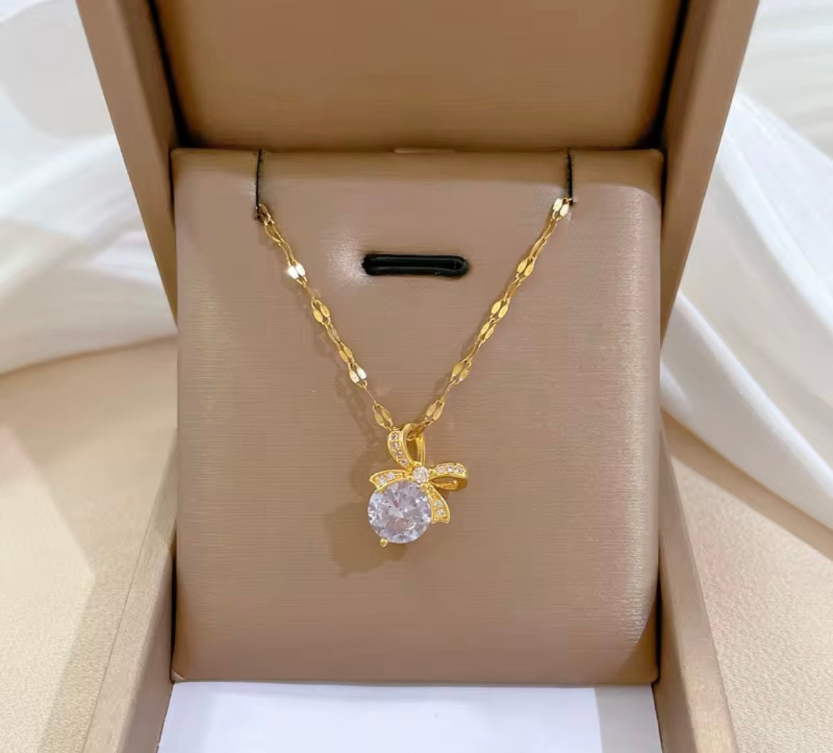 Daimond bow shaped necklace